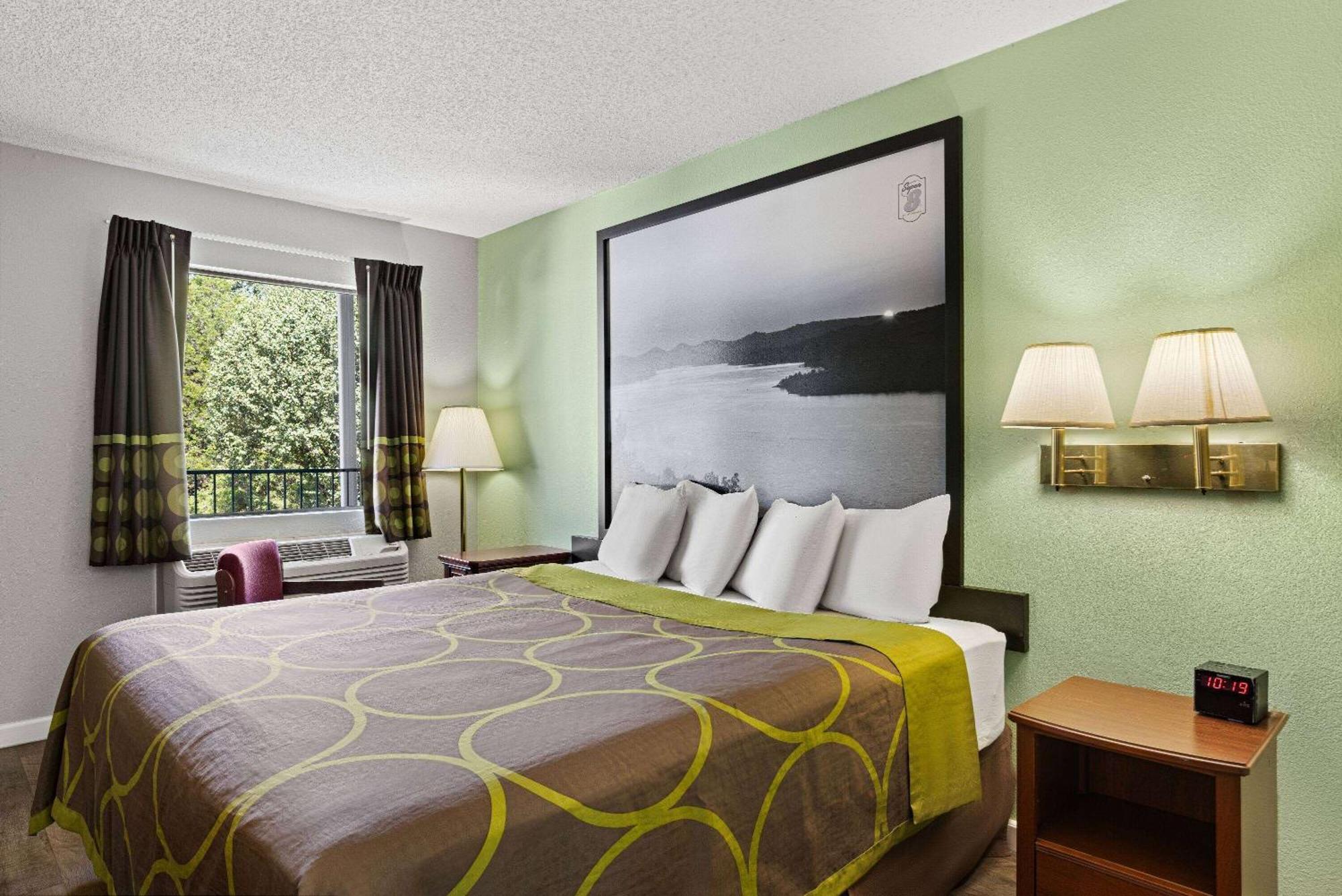 Super 8 By Wyndham - Shepherd Of The Hills Exwy Motel
